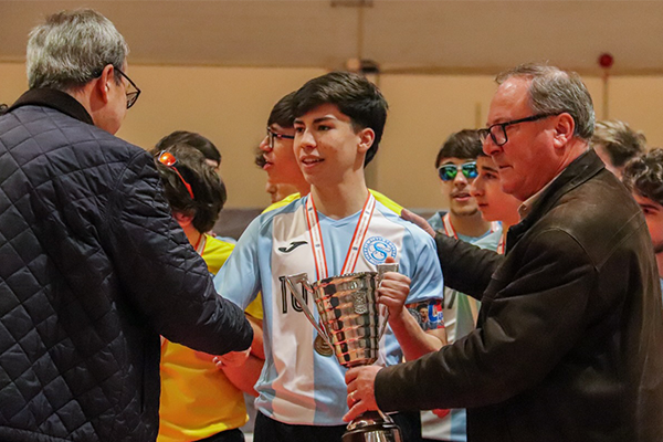 Juvenis e Iniciados do Vitória CS recebem medalhas e troféu de campeão distrital